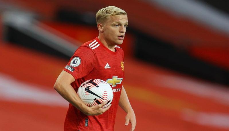 Newcastle Coba Bajak Gelandang MU Donny Van De Beek