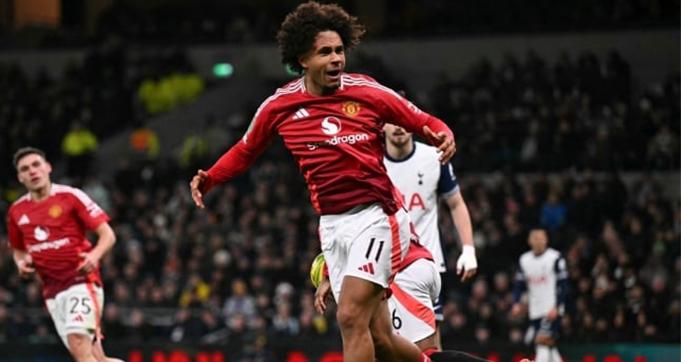 Joshua Zirkzee Semakin Dekat Dengan Pintu Keluar Old Trafford